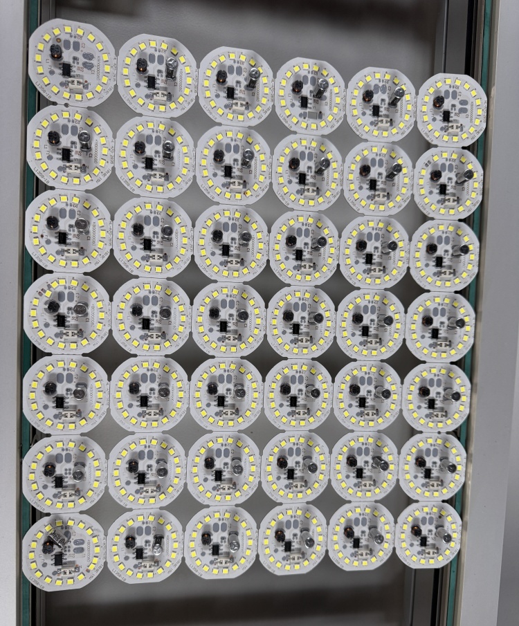 LED próbatermelés