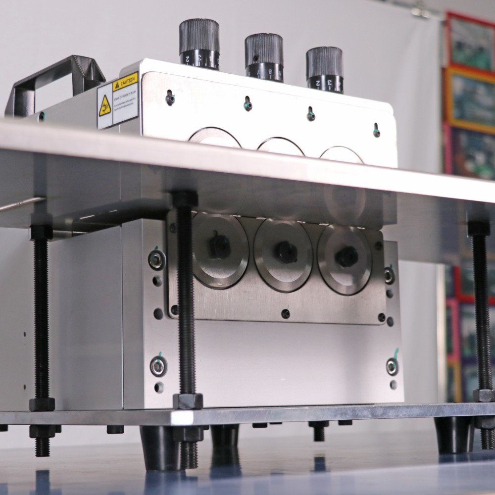 ICT-LS1200 | LED-elválasztó PCB V-vágó gép