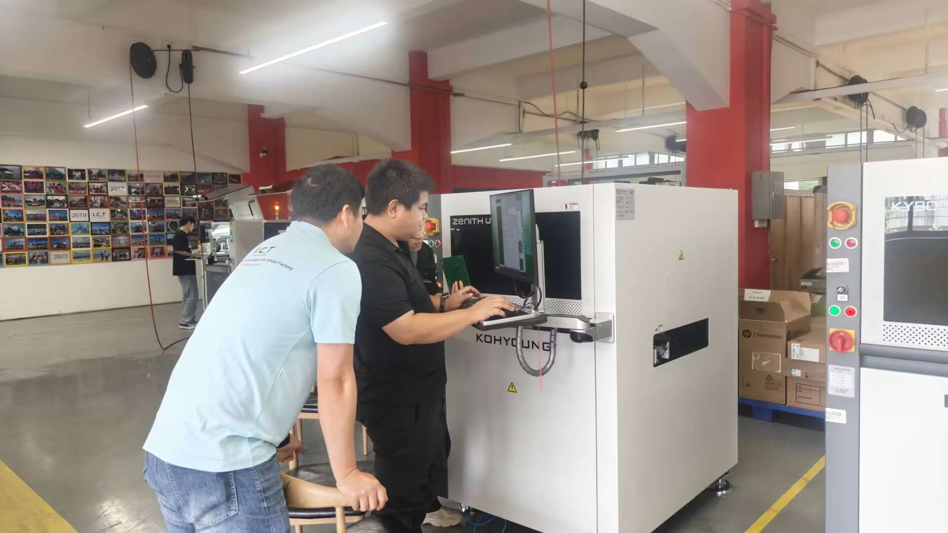 Roka ICT m&eacute;rn&ouml;k &aacute;tfog&oacute; AOI k&eacute;pz&eacute;st vezet a m&eacute;rn&ouml;ki csapat sz&aacute;m&aacute;ra (1).jpg